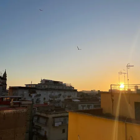 Nocleg ze śniadaniem Sunny Suite Napoli - Jacuzzi Romantic Rooms Near Central Station & Historic Center 4*