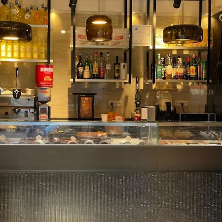 Sunny Suite Napoli - Jacuzzi Romantic Rooms Near Central Station & Historic Center Nocleg ze śniadaniem 4*