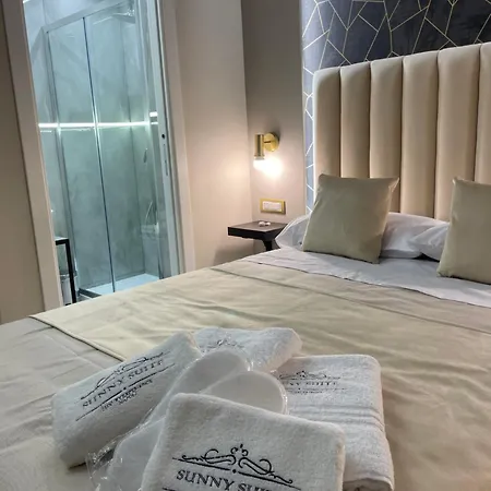 Sunny Suite Napoli - Jacuzzi Romantic Rooms Near Central Station & Historic Center Nocleg ze śniadaniem
