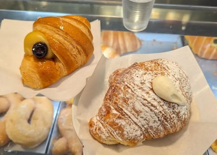 Nocleg ze śniadaniem Sunny Suite Napoli - Jacuzzi Romantic Rooms Near Central Station & Historic Center