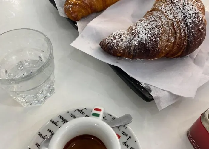 Sunny Suite Napoli - Jacuzzi Romantic Rooms Near Central Station & Historic Center Nocleg ze śniadaniem