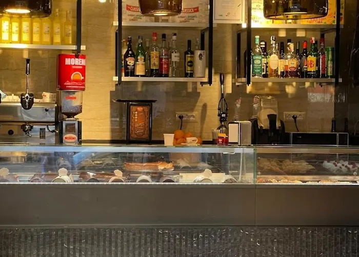 Sunny Suite Napoli - Jacuzzi Romantic Rooms Near Central Station & Historic Center Nocleg ze śniadaniem 4*