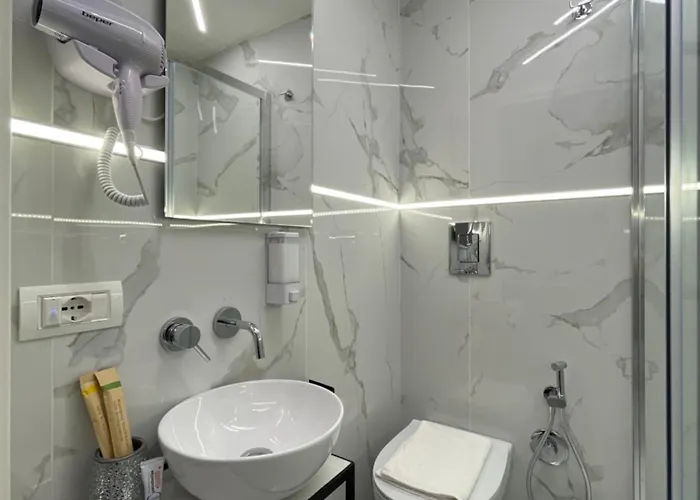 Sunny Suite Napoli - Jacuzzi Romantic Rooms Near Central Station & Historic Center Nocleg ze śniadaniem 4*