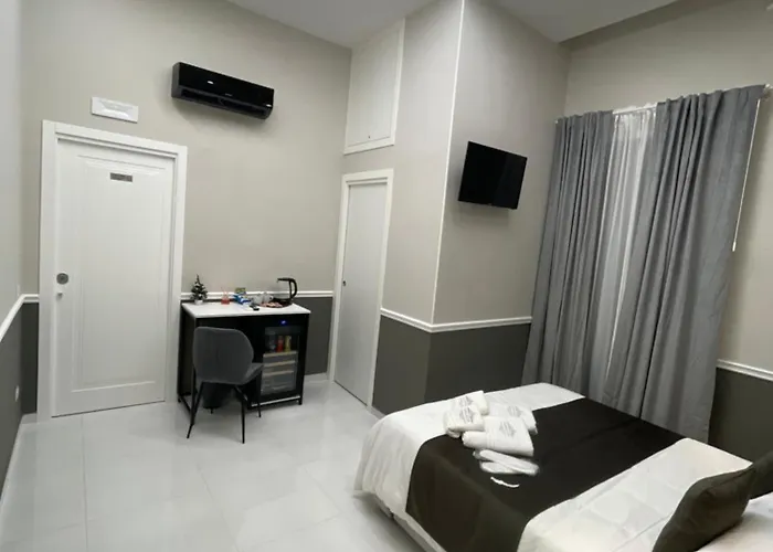 Sunny Suite Napoli - Jacuzzi Romantic Rooms Near Central Station & Historic Center