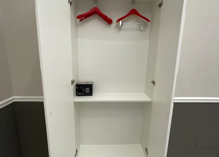 Sunny Suite Napoli - Jacuzzi Romantic Rooms Near Central Station & Historic Center Nocleg ze śniadaniem 4*