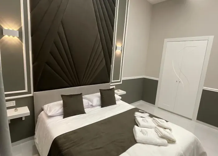 Sunny Suite Napoli - Jacuzzi Romantic Rooms Near Central Station & Historic Center Nocleg ze śniadaniem 4*