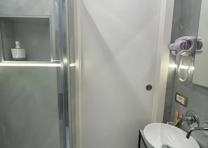 Sunny Suite Napoli - Jacuzzi Romantic Rooms Near Central Station & Historic Center Nocleg ze śniadaniem 4*