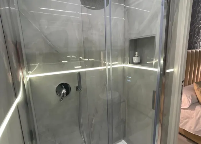 Nocleg ze śniadaniem Sunny Suite Napoli - Jacuzzi Romantic Rooms Near Central Station & Historic Center