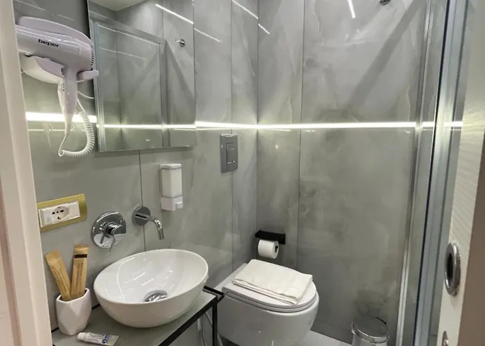 Nocleg ze śniadaniem Sunny Suite Napoli - Jacuzzi Romantic Rooms Near Central Station & Historic Center