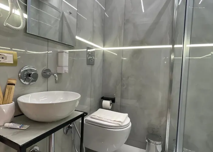 Sunny Suite Napoli - Jacuzzi Romantic Rooms Near Central Station & Historic Center 4*