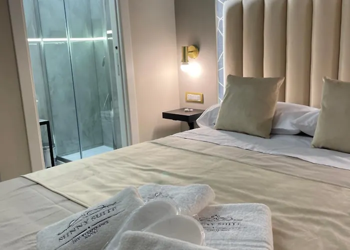 Sunny Suite Napoli - Jacuzzi Romantic Rooms Near Central Station & Historic Center Nocleg ze śniadaniem