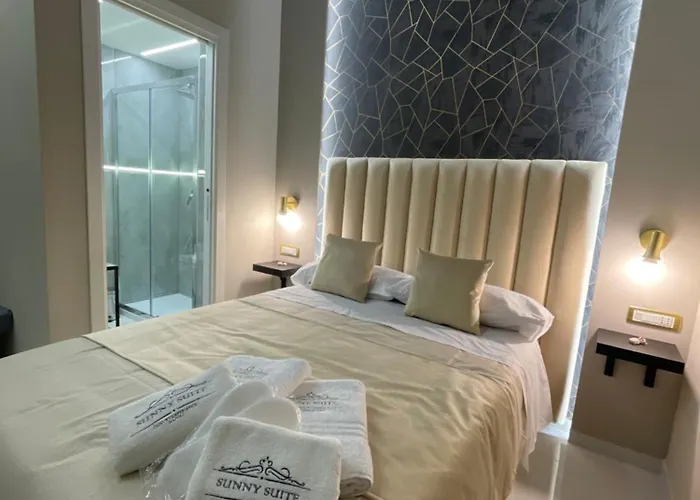 Sunny Suite Napoli - Jacuzzi Romantic Rooms Near Central Station & Historic Center 4*