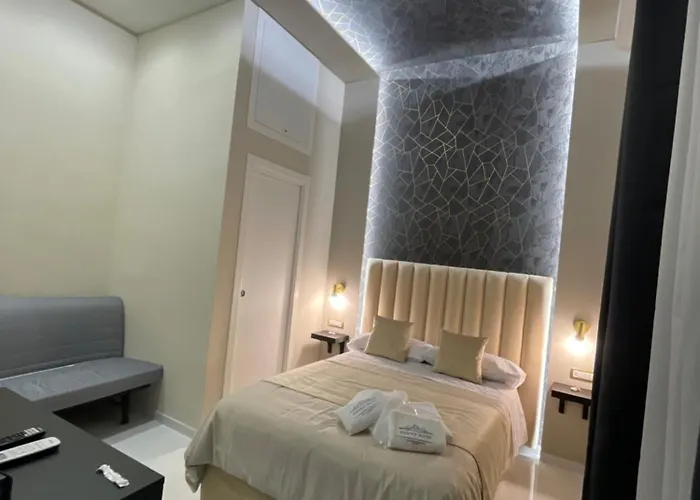 Nocleg ze śniadaniem Sunny Suite Napoli - Jacuzzi Romantic Rooms Near Central Station & Historic Center