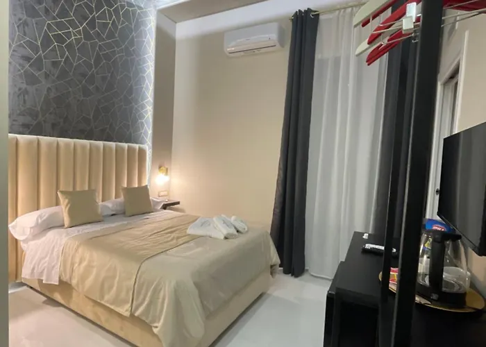 Sunny Suite Napoli - Jacuzzi Romantic Rooms Near Central Station & Historic Center Nocleg ze śniadaniem 4*