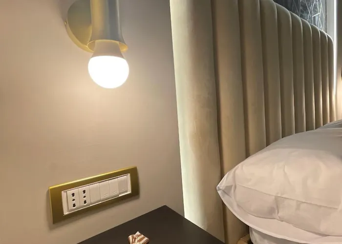 Nocleg ze śniadaniem Sunny Suite Napoli - Jacuzzi Romantic Rooms Near Central Station & Historic Center 4*